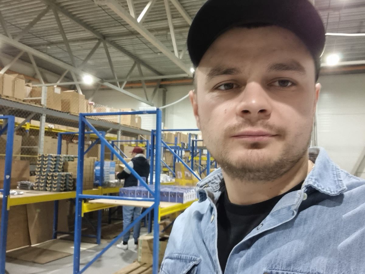 Евгений Пегза на участке упаковки фулфилмента